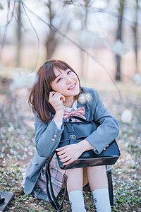 文艺日系写真白天JK制服少女樱花树下坐地上摄影图配图美女