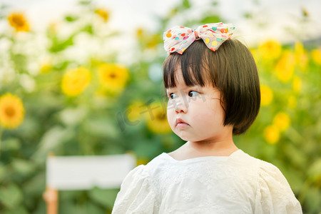 儿童孩子向日葵女孩傍晚女童儿童两岁花海侧面半身照摄影图配图