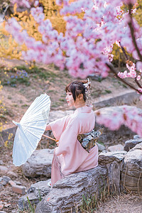 文艺人像白天和服少女户外樱花树下坐着撑伞摄影图配图美女