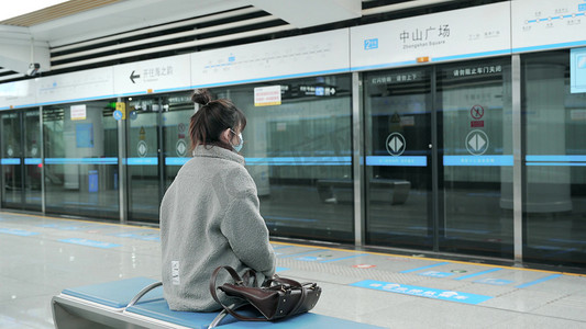 通勤航路航线摄影照片_年轻女性白领上班族地铁站通勤等车