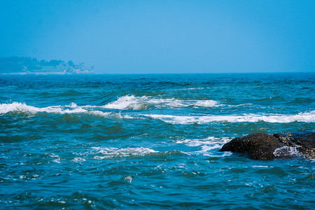 海边游海报摄影照片_自然傍晚海边海水澎湃摄影图配图