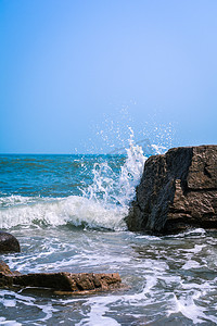 海边清晨海滩大海玩耍摄影图配图