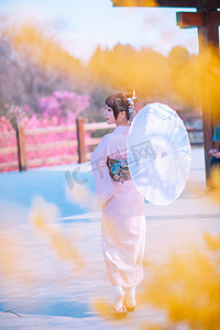 古风撑伞背影摄影照片_文艺日系人像白天和服少女户外撑伞回头美女