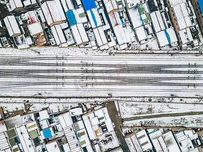 居民摄影照片_冬季白天居民建筑火车道户外航拍摄影图配图