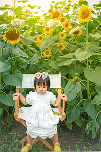 sunflower摄影照片_儿童孩子向日葵女孩傍晚女童娃娃姑娘花海正面全身摄影图配图