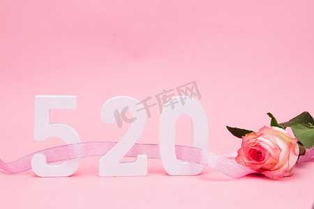 520情人节白天鲜花玫瑰花室内装饰摄影图配图