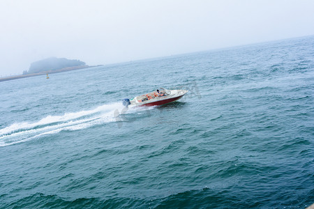 青岛白天大海摩托艇开摩托艇摄影图配图