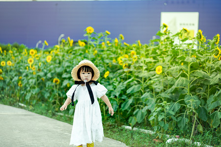 sunflower摄影照片_儿童孩子向日葵女孩傍晚女孩户外正面全身摄影图配图