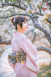 文艺日系人像白天和服少女户外海棠花树下抬头看天摄影图配图美女