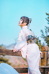文艺日系人像白天穿和服的少女日系栏杆抬头摄影图配图美女