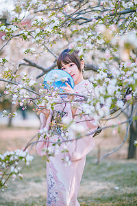 元气清新摄影照片_日系文艺人像白天和服少女户外海棠花树下扇子遮脸摄影图配图美女