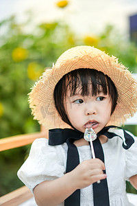 萌萌哒小孩摄影照片_儿童孩子傍晚萌萌哒户外特写半身摄影图配图