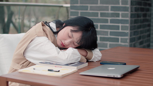 实拍趴在桌子上睡觉的女孩