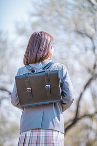 文艺少女白天JK制服少女户外樱花树背影摄影图配图美女