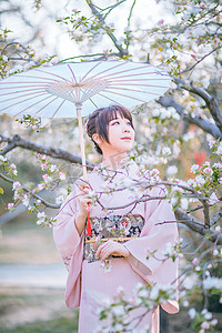 元气清新摄影照片_日系文艺人像白天和服少女户外海棠花树下打伞摄影图配图美女