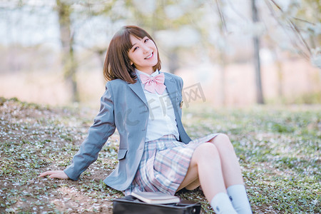 文艺女生白天JK制服少女樱花树下坐地上摄影图配图美女