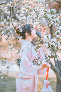 海棠摄影照片_日系文艺人像白天和服少女户外海棠花树下摆拍摄影图配图美女