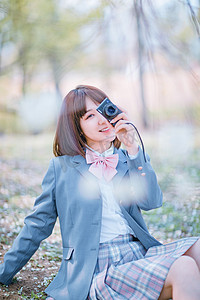 文艺日系写真白天JK制服少女樱花树下挡住一只眼睛摄影图配图美女