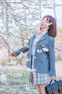 文艺写真白天JK制服少女樱花树下闻花香摄影图配图美女