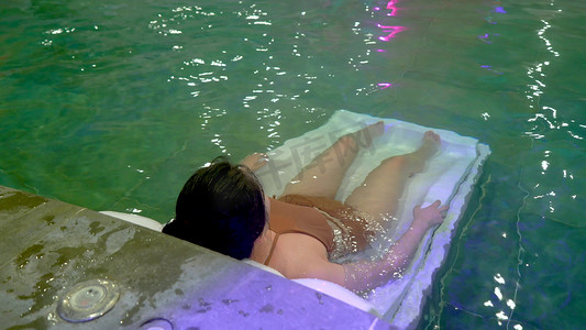 泡温泉素材摄影照片_女性泡温泉休息实拍素材