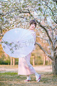 文艺人像白天和服少女户外海棠花树下撑伞摄影图配图美女