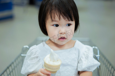 儿童孩子吃雪糕小女孩下午女孩宜家吃雪糕正面摄影图配图