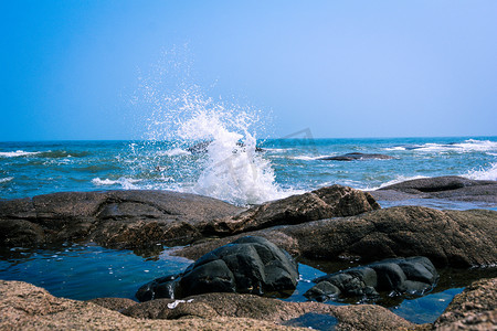 海滩游戏摄影照片_海滩清晨大海海边游戏摄影图配图