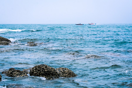 青岛中午礁石大海静谧摄影图配图