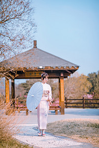 文艺日系人像白天和服少女户外公园撑伞低头走路摄影图配图美女