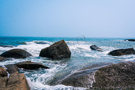 青岛白天大海海边拍打摄影图配图