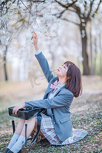 文艺日系人像白天JK制服少女樱花树下指向天空摄影图配图美女