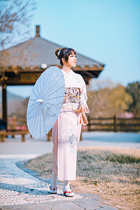 文艺人像白天穿和服的少女户外日系建筑撑伞走路摄影图配图美女