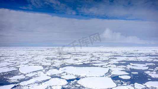 荷花旅游摄影照片_南极极昼莲花冰大海旅游摄影图配图