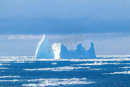 北极哨所摄影照片_南极夏天海冰大海旅游摄影图配图