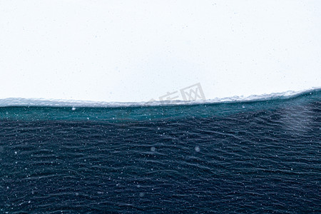 破冰晚会摄影照片_南极极昼冰海破冰摄影图配图
