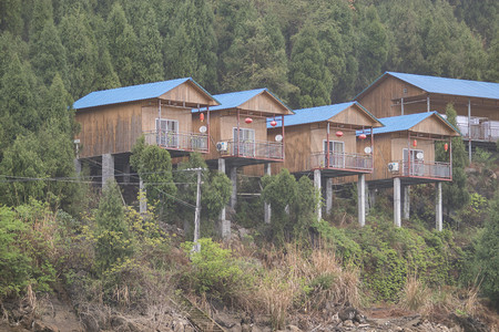 清江山水摄影照片_木屋下午山体风光自然摄影图配图