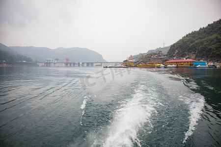 清江鱼鱼摄影照片_码头下午水面自然风光摄影图配图