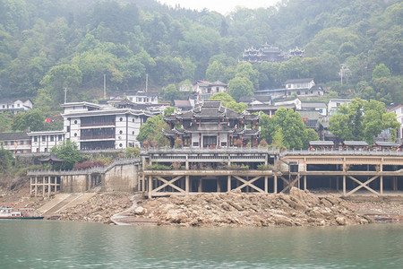 清江鱼鱼摄影照片_建筑下午山体自然风光摄影图配图