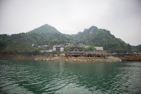 清江鱼鱼摄影照片_青山下午风光自然风景摄影图配图