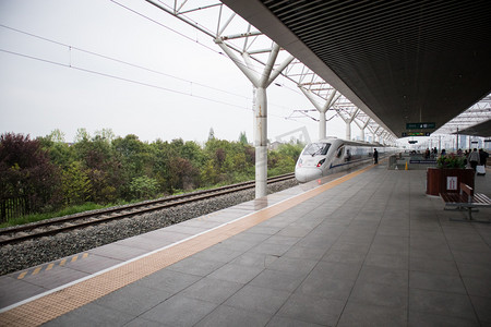 火车站台摄影照片_列车下午和谐号铁路进站摄影图配图