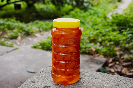 采蜂蜜摄影照片_金桔蜜蜂蜜蜜糖打蜜摇蜜摄影图配图