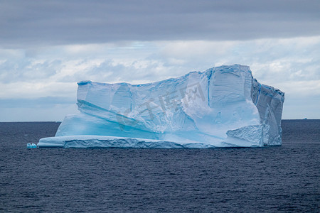 冰山图摄影照片_冰山极昼南极大海旅游摄影图配图