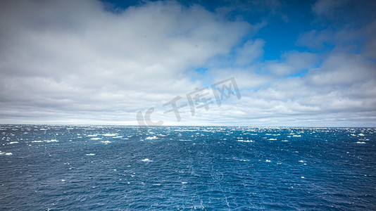 ppt春季旅游摄影照片_大海极昼浮冰南极旅游摄影图配图