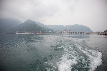 清江鱼鱼摄影照片_波浪下午水面自然风景摄影图配图