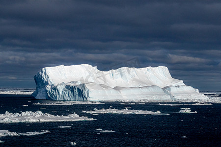 旅游美景摄影照片_南极夏天冰山大海旅游摄影图配图