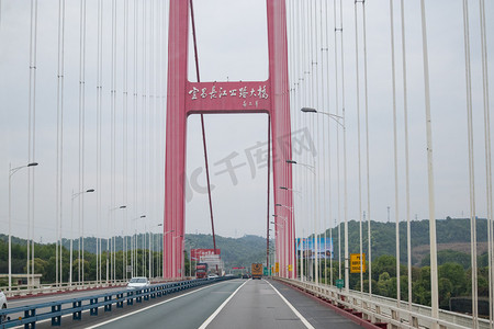 长江大桥下午桥面道路运输摄影图配图