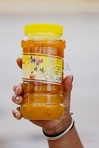 金桔蜜蜂蜜蜜糖打蜜打糖摄影图配图