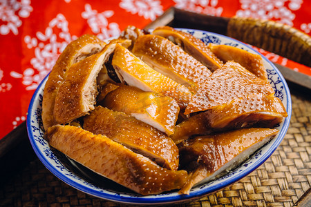 中式云纹复古摄影照片_豉油鸡春季美食烹饪中式复古卤制美食摄影摄影图配图