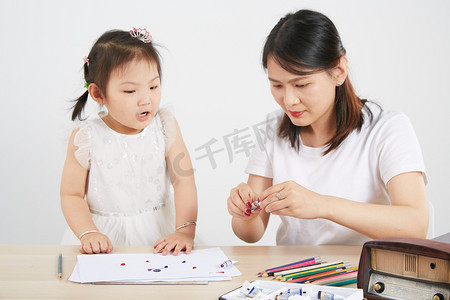 儿童儿童节母女温馨画画玩摄影图配图