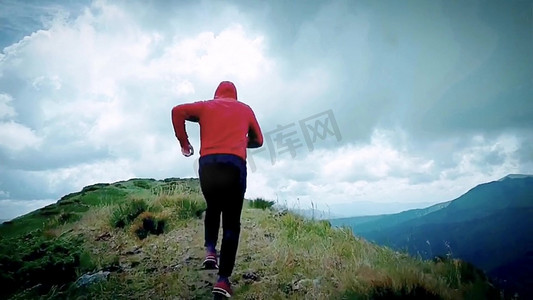 冲刺的remn摄影照片_爬山奔跑人物壮丽风景